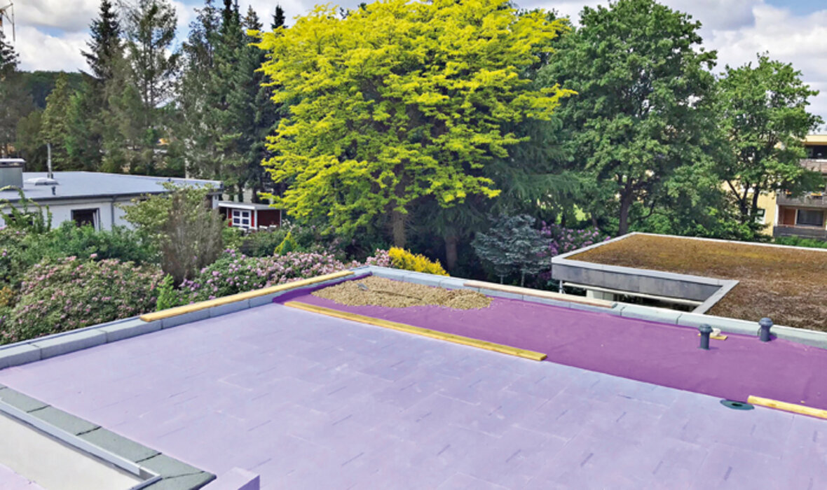 Rénovation concluante et rapide d’un toit plat avec une isolation inversée de toiture-terrasse pérenne