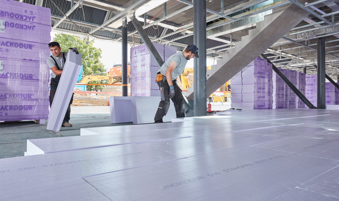 High-Tech und Nachhaltigkeit in Form gebracht - Markanter BORA Flagshipstore erreicht hohen Energieeffizienz-Standard, auch dank eines Umkehrdachs mit JACKODUR® Dämmung