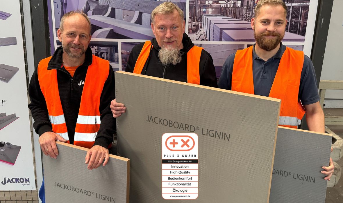 Fünffach ausgezeichnet: JACKOBOARD® LIGNIN, die CO2-optimierte Bauplatten-Innovation, überzeugt beim Plus X Award
